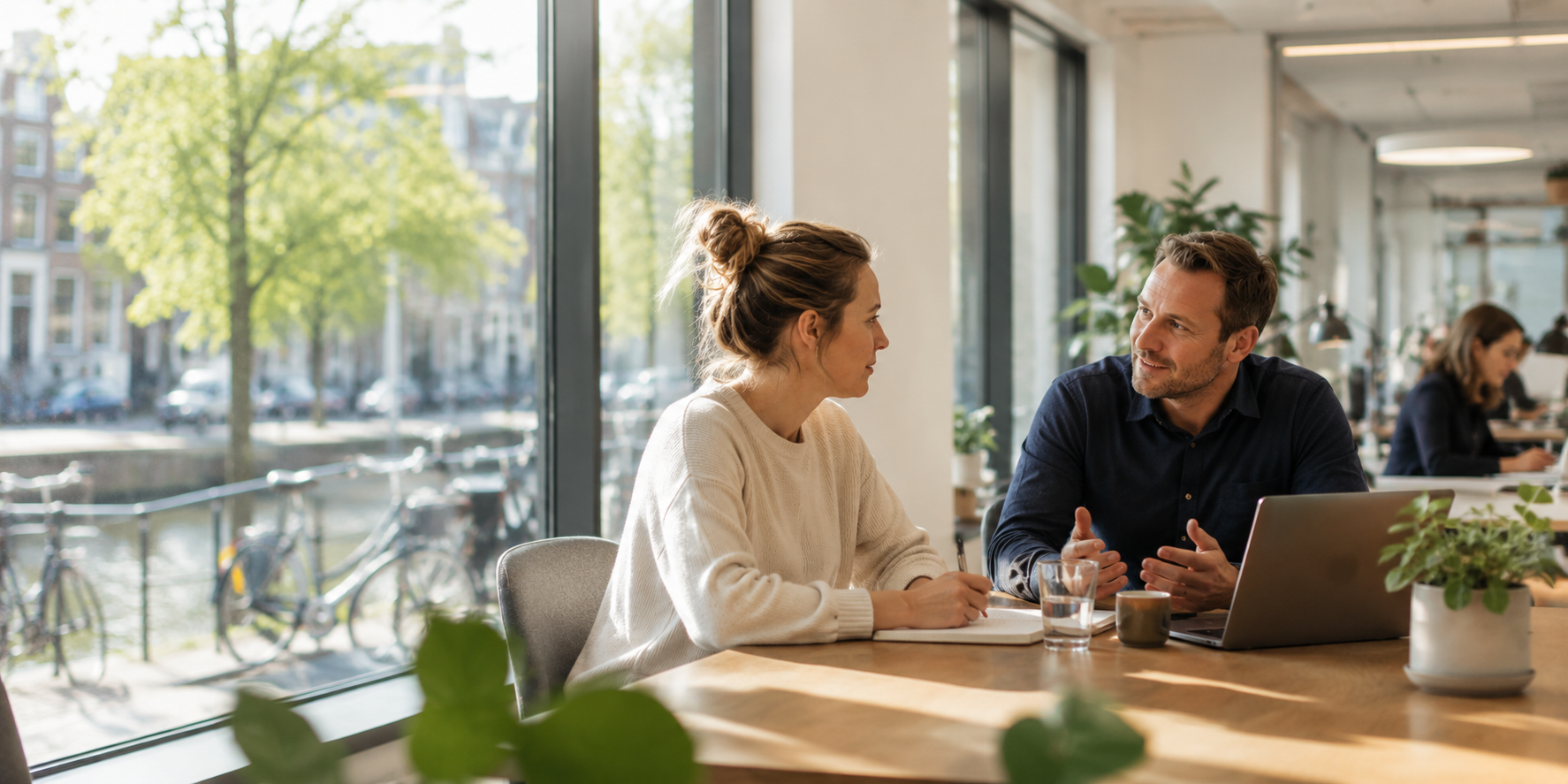Leidinggevende in gesprek met medewerker die ziek is gemeld.